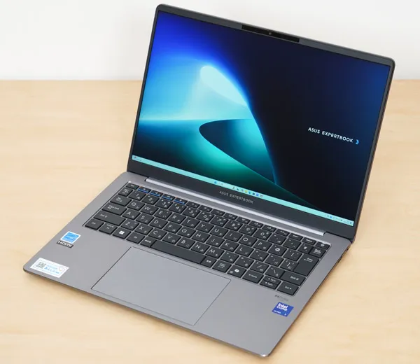 ASUS ExpertBook P5の正面写真