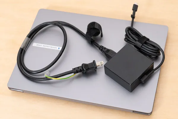 ASUS ExpertBook P3のACアダプターとACケーブルの写真