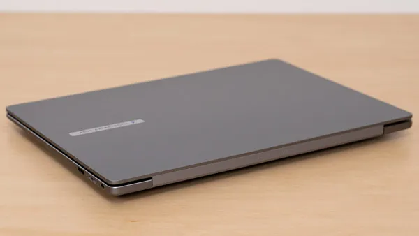 ASUS ExpertBook P3の薄さの写真