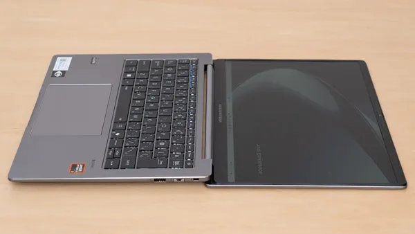 ASUS ExpertBook P3のヒンジを最大まで開いたときの写真