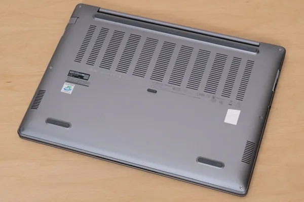 ASUS ExpertBook P3の底面写真