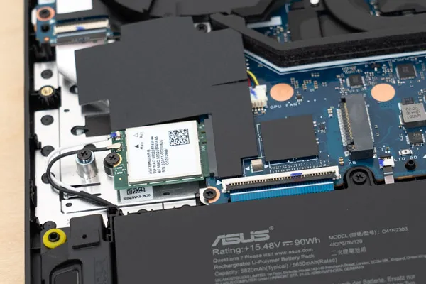 TUF Gaming A16 FA608UMのSSDの写真