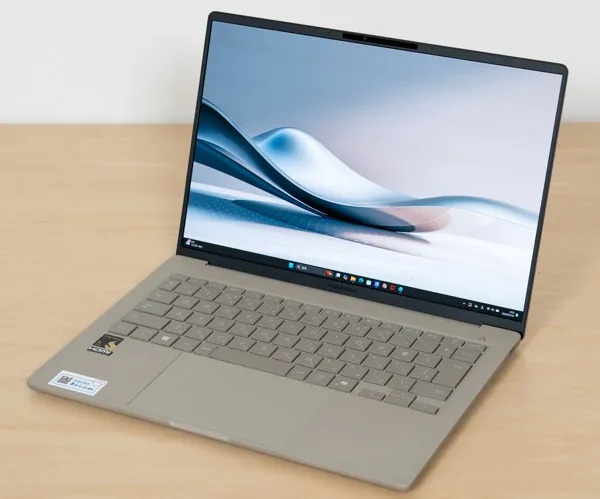 ASUS Zenbook SORAの正面写真