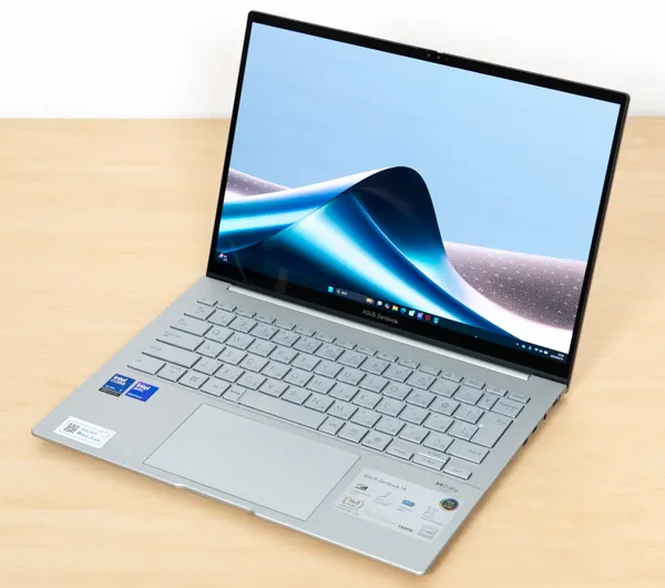 Zenbook 14 UX3405CAの正面写真