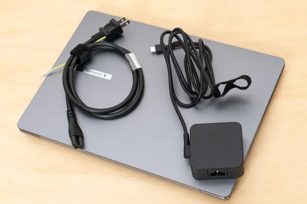 ASUS ExpertBook P3のACアダプターとACケーブルの写真