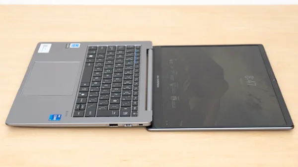 ASUS ExpertBook P3のヒンジを最大まで開いたときの写真