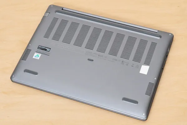 ASUS ExpertBook P3の底面写真