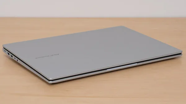 Vivobook 16 X1607CAの薄さその2