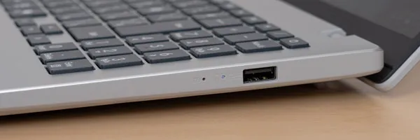 Vivobook 16 X1607CAの側面