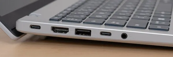 Vivobook 16 X1607CAの側面その2