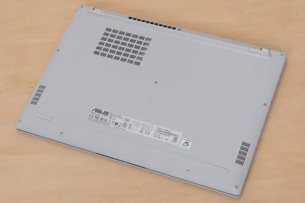 Vivobook 16 X1607CAの底面写真