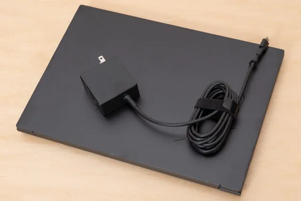 Zenbook 14 UM3406GAのACアダプターとACケーブルの写真