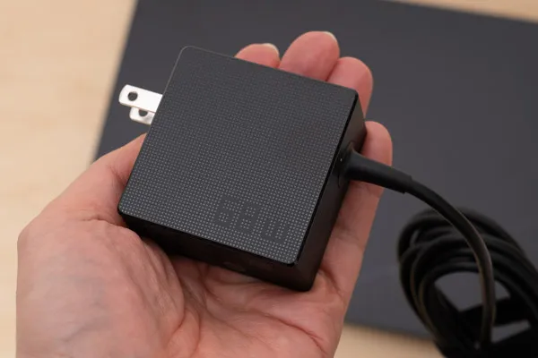 Zenbook 14 UM3406GAのACアダプターの拡大写真