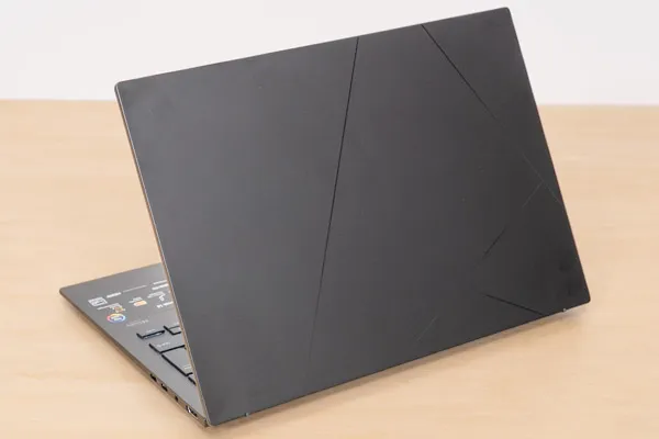 Zenbook 14 UM3406GAの天板写