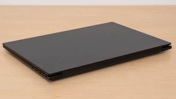 Zenbook 14 UM3406GAの薄さの写真その2