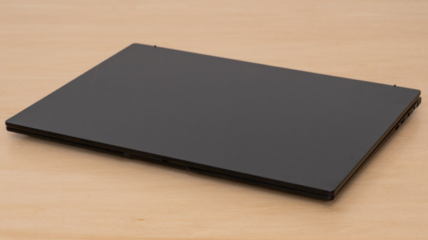 Zenbook 14 UM3406GAの薄さの写真