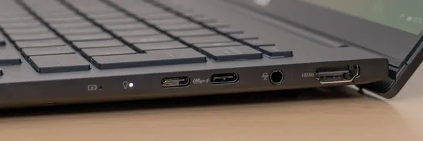 Zenbook 14 UM3406GAの側面の写真