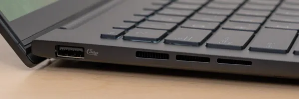 Zenbook 14 UM3406GAの側面の写真その2