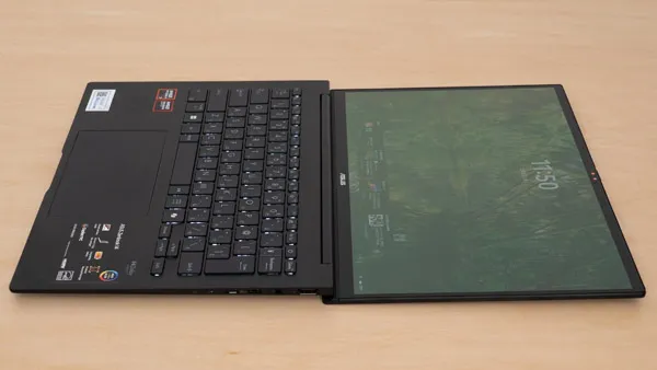 Zenbook 14 UM3406GAのヒンジを最大まで開いたときの写真