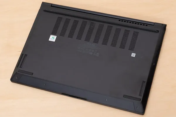 Zenbook 14 UM3406GAの底面写真