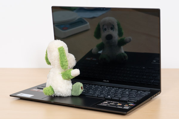 Zenbook 14 UM3406GAの映り込み