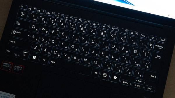 Zenbook 14 UM3406GAのキーボードバックライトの写真
