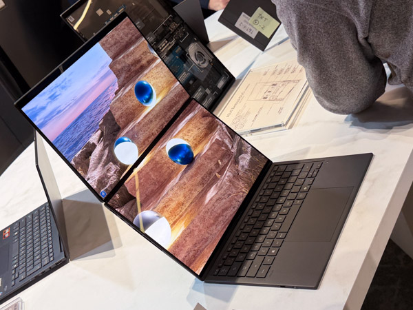 Zenbook DUOの正面