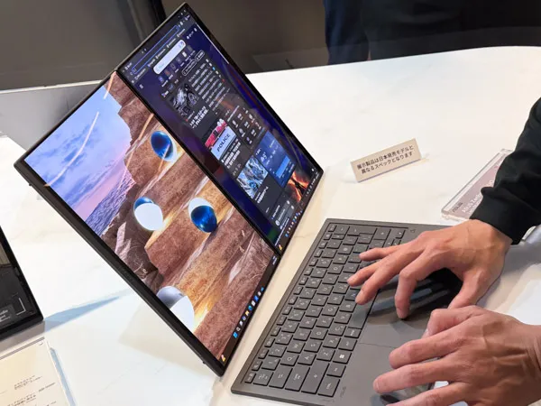 Zenbook DUOの画面を横にした様子