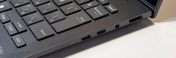 Zenbook S14の正面右側面