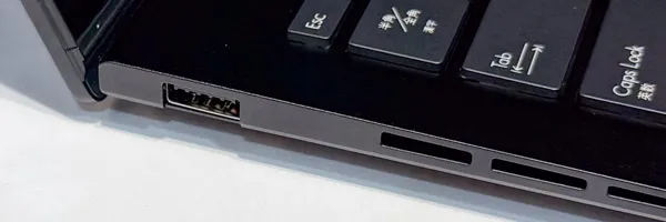 Zenbook S14の左側面