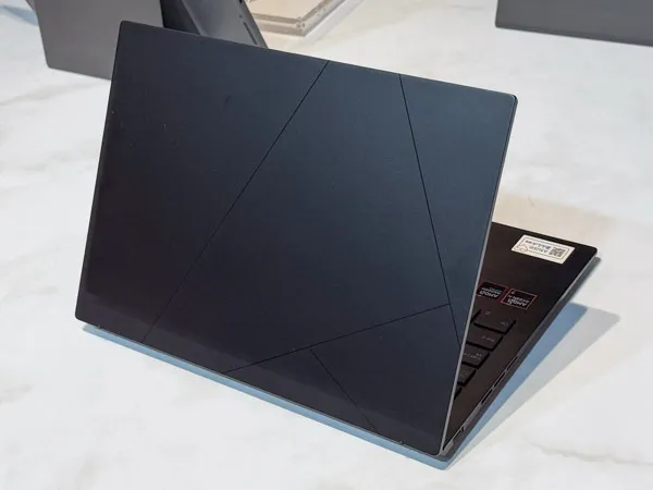 Zenbook S14の天板