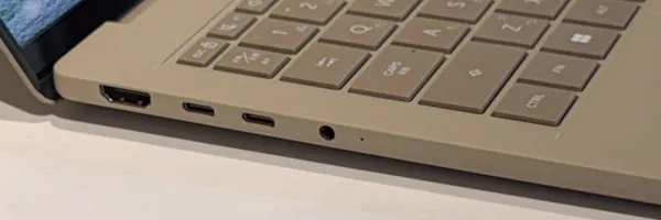 ASUS Zenbook SORA 14の左側面