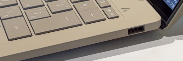 ASUS Zenbook SORA 14の右側面