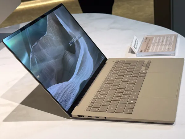 ASUS Zenbook SORA 14の側面