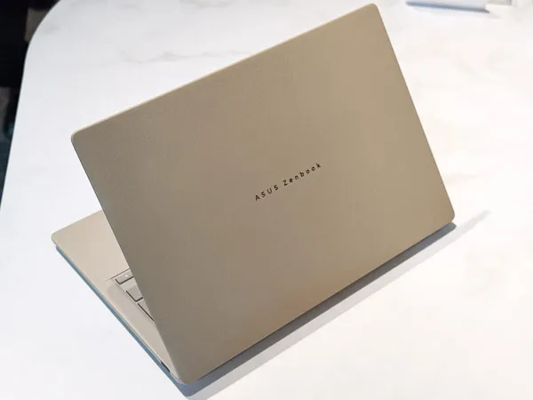 ASUS Zenbook SORA 16の天板