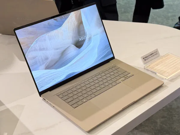 ASUS Zenbook SORA 16の正面