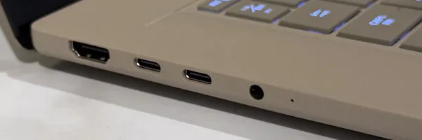 ASUS Zenbook SORA 16の左側面