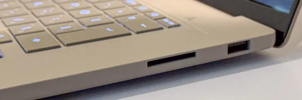 ASUS Zenbook SORA 16の右側面