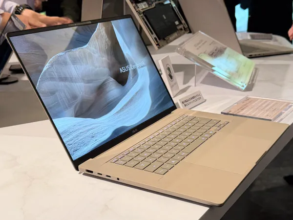 ASUS Zenbook SORA 16の側面