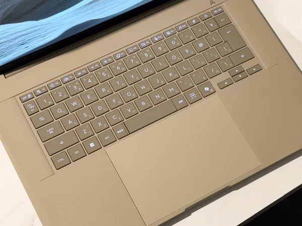 ASUS Zenbook SORA 16のキーボード面