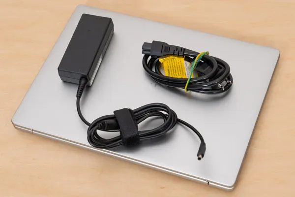 Dell 15のACアダプターとACケーブルの写真