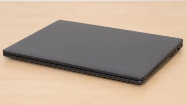 プラスチックシャーシの薄さの写真その2