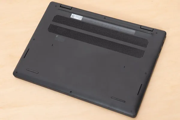 プラスチックシャーシの底面写真