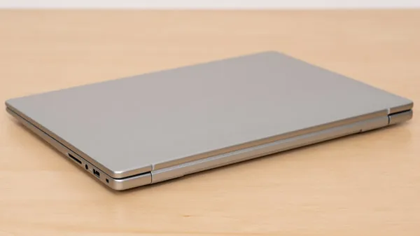 Dell 15の薄さの写真