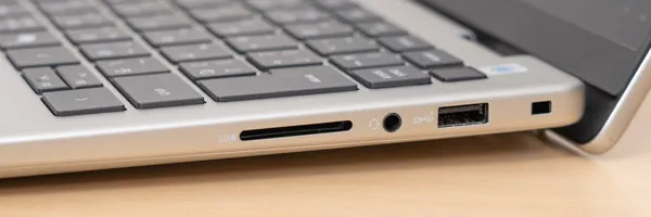 Dell 15の側面の写真