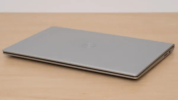 Dell 15の薄さの写真