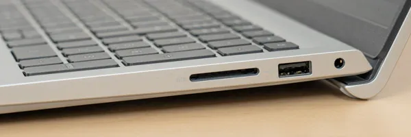 Dell 15の側面の写真