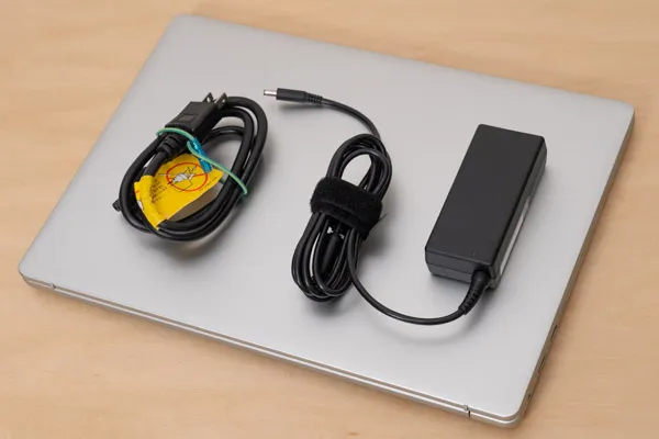 Dell 15のACアダプターとACケーブルの写真