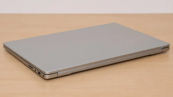Dell 15の薄さの写真