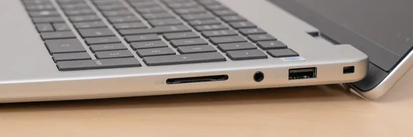 Dell 15の側面の写真